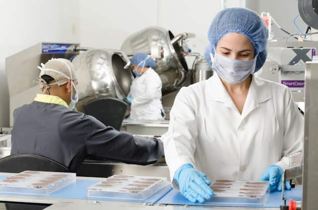 Personal farmacéutico operando procesos de manufactura bajo estándares GMP para garantizar la calidad y el cumplimiento regulatorio.